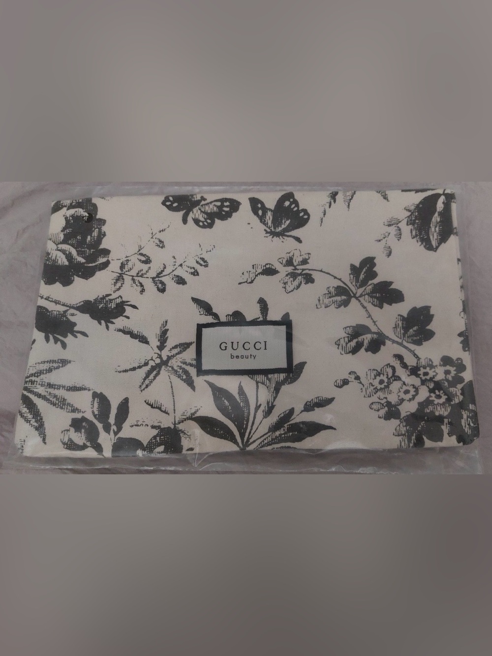 NWT - GUCCI Beauty Floral Tote in Black and Cream